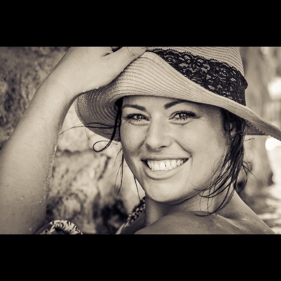 Meet your Posher, Addison - Picture 1 of 1